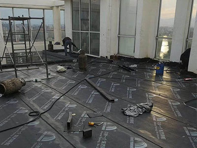 整合这些材料的长处，发挥各自的优势