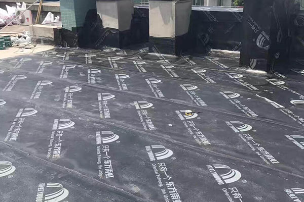 北京通州区防水公司:楼上卫生间漏水到楼下客厅墙面_在楼下如何做防水补漏施工处理?